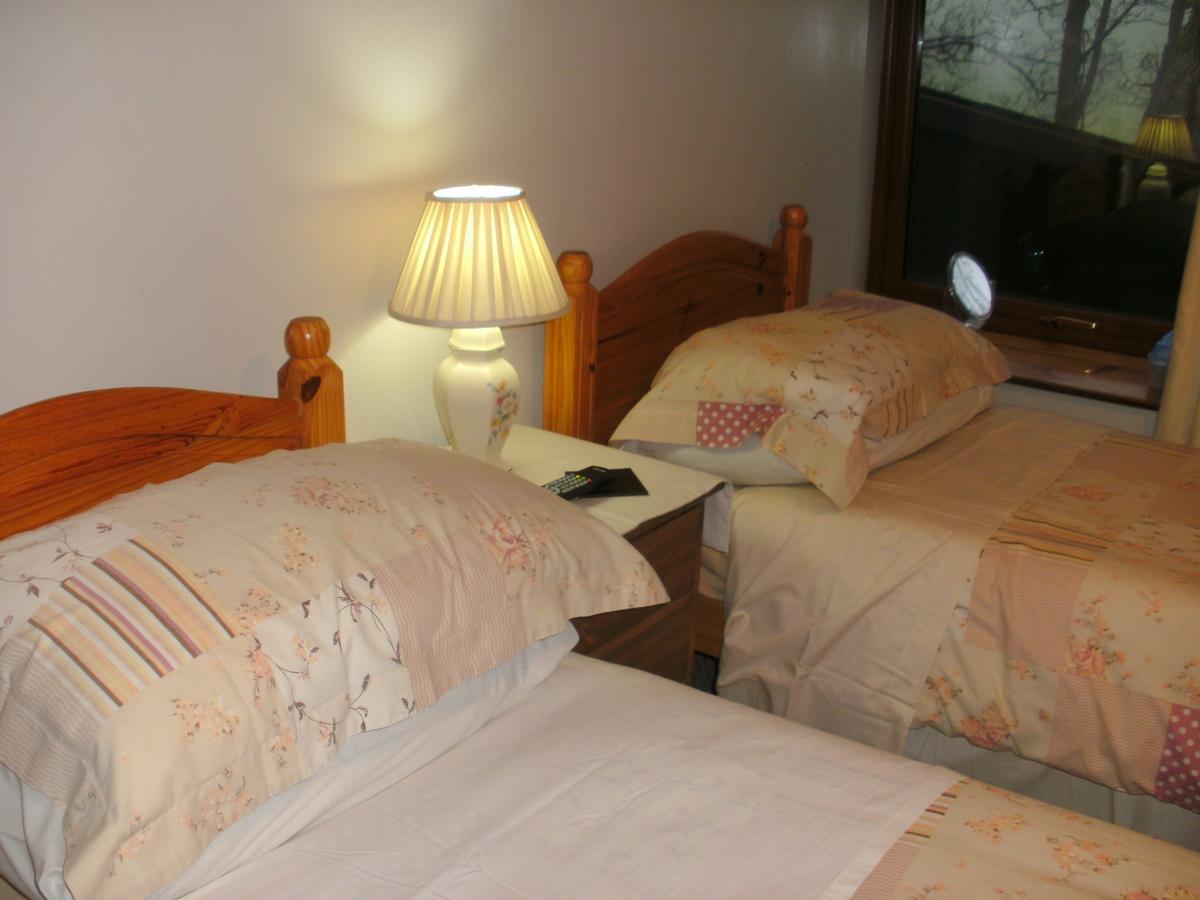 Beudy Bach Bed and Breakfast Cross Hands Εξωτερικό φωτογραφία