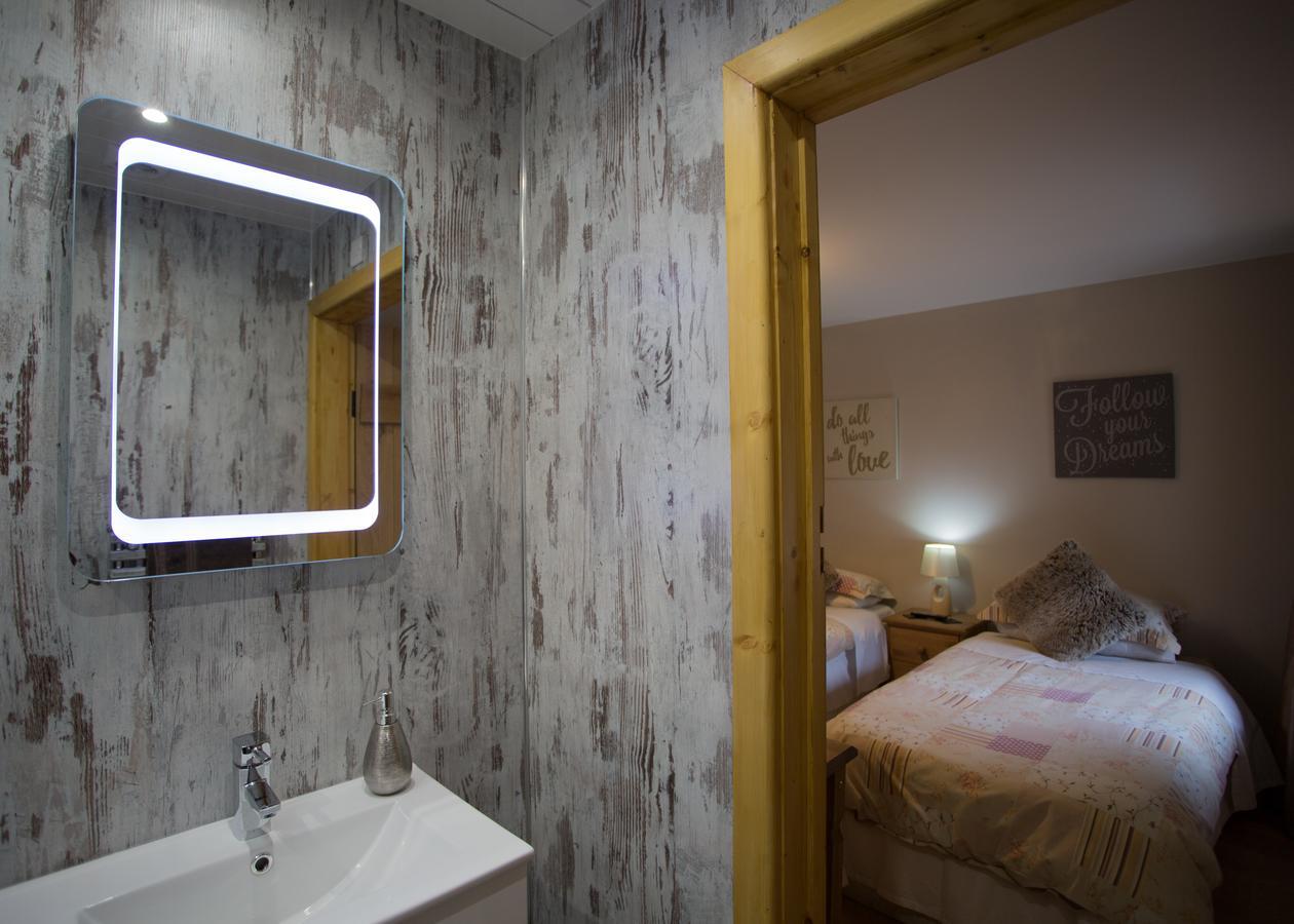 Beudy Bach Bed and Breakfast Cross Hands Εξωτερικό φωτογραφία